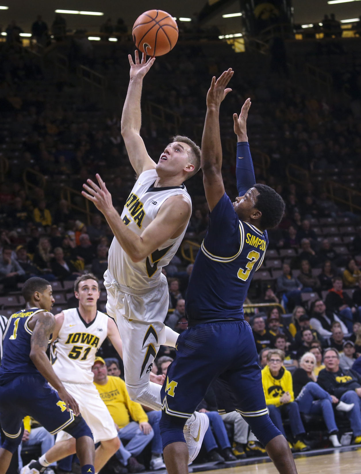 010218-IOWA-BASKETBALL-037